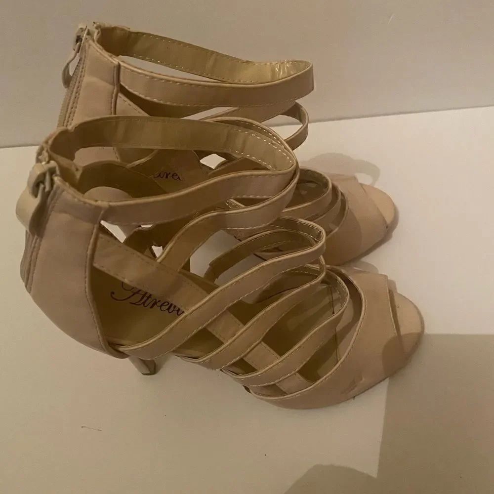 Atrevida Strappy Tan Sandals 👡